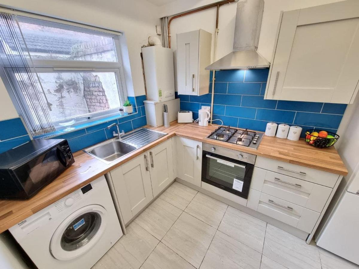 Charming Accommodation Steps From Downtown Liverpool Exterior photo